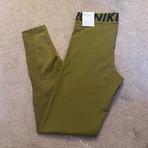 NWT Nike pro leggings in size M